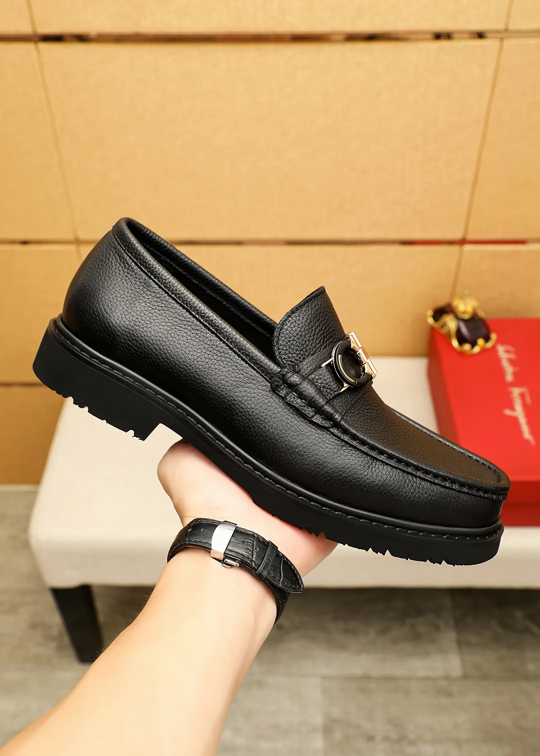 Men's shoes 💰520 💐 Product trademark: Ferragamo "Ferragamo" casual leather shoes Regular size: 38-44 (45.46🉑️customized) Product materials: Selected imported first-layer calfskin upper + original hardware buckle, imported water-dyed cow leather lining. Strong three-dimensional visual effect, original outsole color: 1⃣️color optional